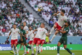 九游娱乐-莱万多夫斯基爆冷击败老鹰，回归赛场引爆全场！的简单介绍